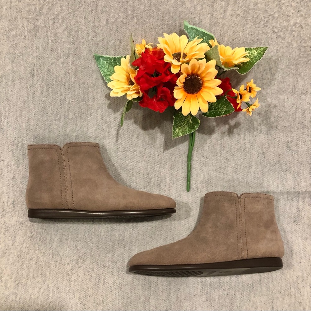 NWT - Aerosoles Mushroom-colored Suede Ankle Boots